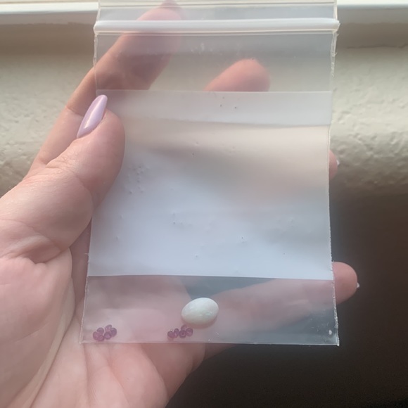 Genuine white opal and rubies, ready for setting in a ring - Picture 2 of 4